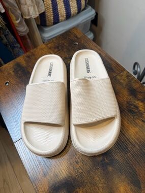 Cushionaire Beige Feather Cloud Slide Slip On Size 9